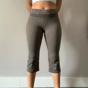 🏋️‍♀️ Elevate Your  Workout with Lululemon Grey Workout Capris - Size 6 🌪️